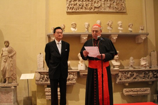 H.Em. Cardinal Antonio Vegliò (1st from right) addresses the AOS delegates inside the Braccio Nuovo of the Vatican Museums next to Ambassador Larry Wang (1st from left).