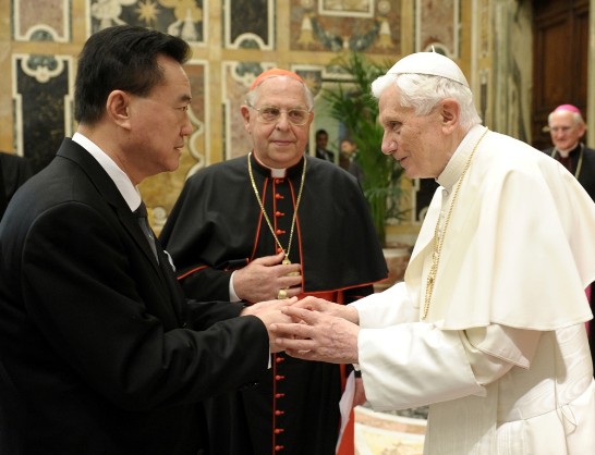 Pope Benedict XVI (1st from right) greets Ambassador Larry Wang (1st from left) in the presence of Cardinal Antonio Maria Vegliò (middle)
