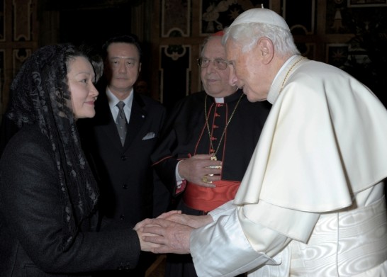 Pope Benedict XVI (1st from right) greets Mrs. Linda Lee (1st from left), in the presence of Ambassador Larry Wang (2nd from left) and Cardinal Antonio Maria Vegliò (2nd from right). 