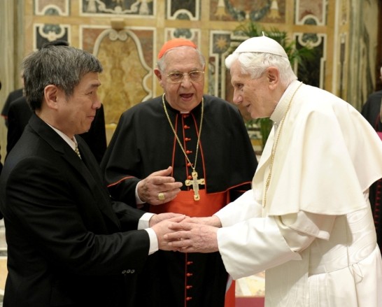 Pope Benedict XVI (1st from right) greets Prof. Shen Cheen (1st from left), in the presence of Cardinal Antonio Maria Vegliò (middle). 