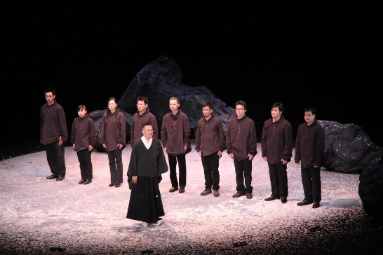 The Taiwanese troupe and artist Wu thank the public after the performance