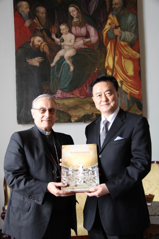 Ambassador shows the book given him by the Bishop of Mazara del Vallo, Msgr. Domenico Mogavero