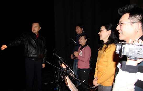 Ambassador Wang meets with the artists during their rehearsal at the theatre