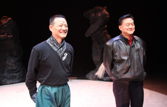 Ambassador Wang on stage with artist Wu Hsing-kuo