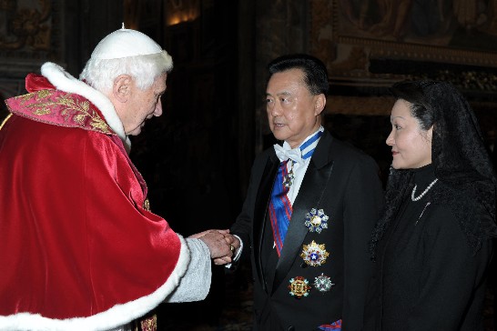 Pope Benedict XVI holds Ambassador Wang’s hand while greeting him