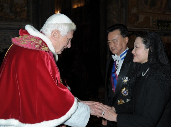 Pope Benedict XVI holds Mrs. Wang’s hand while greeting her