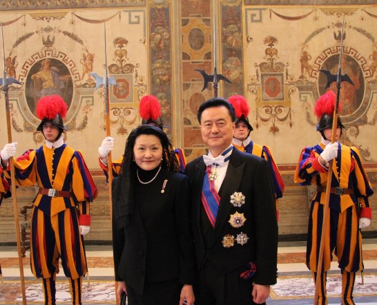 Ambassador and Mrs. Wang pose in front of the Swiss Guards
