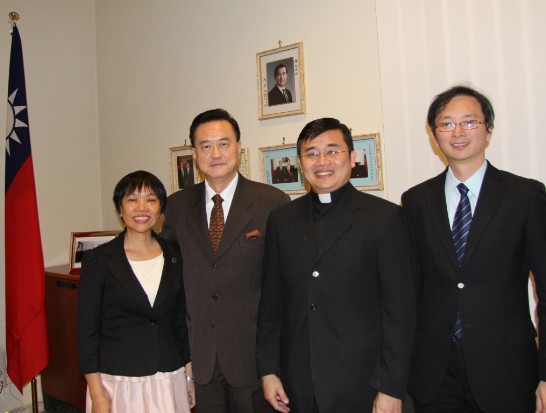 Ambassador Wang (2nd from left), with Cynthia Chow (1st from left), Alan Chang (1st from right), and Rev. David E.F Wu (2nd from right).