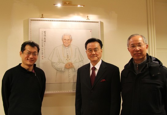 Ambassador Larry Wang (middle) with Dr. Alexander Tsung-ming Chen (1st from left) and journalist Peter Chiang (1st from right) pose inside the ROC Chancery to the Holy See in front of a portrait of Pope Benedict XVI. 