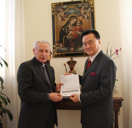 Ambassador Larry Wang (right) delivers the monetary contribution to Rector Alberto Trevisiol (left) at the Pontifical Urbaniana University.
