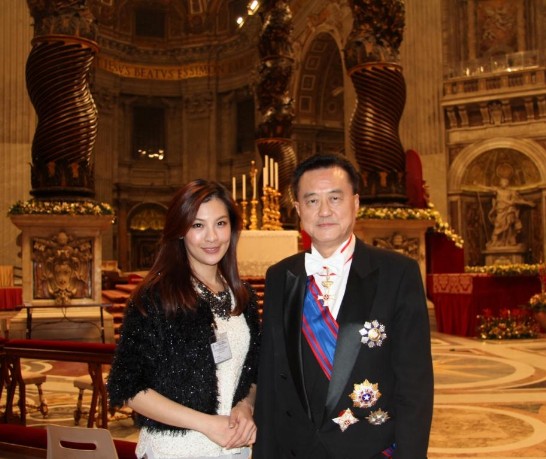 Taiwanese star Novia Lin (left) with Ambassador Larry Wang (right) at the end of the Holy Mass of December 24 inside St. Peter’s Basilica.