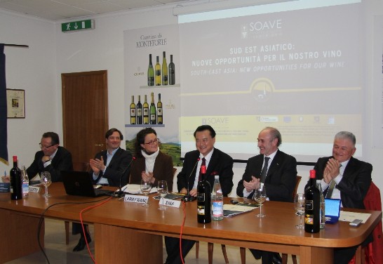Ambassador Wang (3rd from right) attends the conference on the Soave wine together with Mayor Carlo Tessari (2nd from right) and the Chairman of the Cellar of Monteforte Massimino Spizzoli（1st from right)
