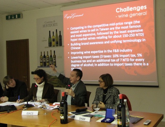 Moments of the presentation of international wine expert John Isacs (2nd from right)