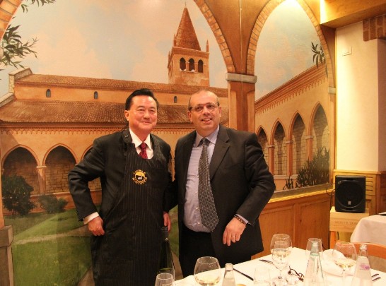 Ambassador Wang wears a “Sommelier’s” apron received as a gift