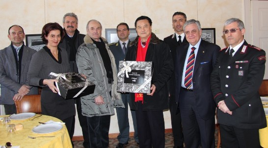 Ambassador Wang (4th from right) shows the Soave bottles given by Mayor of Monteforte d’Alpone Carlo Tessari (4th from left