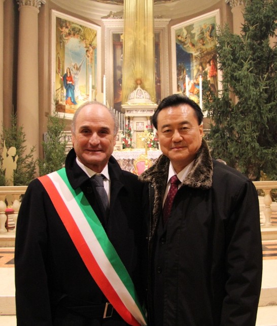 Ambassador Wang and Mayor Carlo Tessari pose inside the Church right after Mass