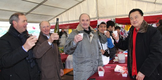 Ambassador Wang (1st from right) and Mayor Carlo Tessari raise their glass for a congratulatory toast following the excellent ranking of the male Taiwanese athlete at the Marathon