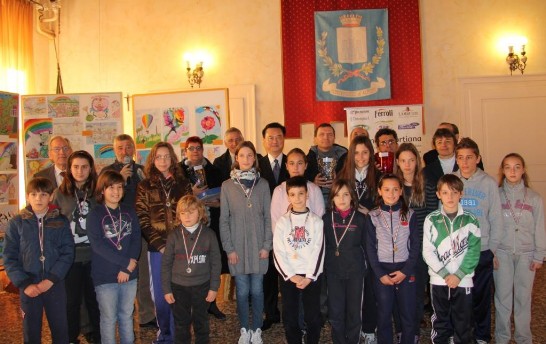 Ambassador Wang poses with a group of children participating in the Children Drawing Contest