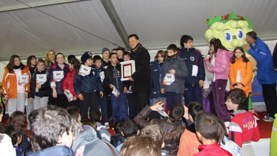 Ambassador Wang with the winners of the 2012 Montefortiana's Children Marathon.