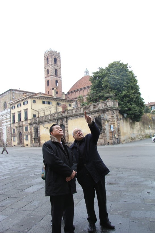 Rector Giampietro Bachini shows Ambassador Wang some details of the Cathedral’s façade