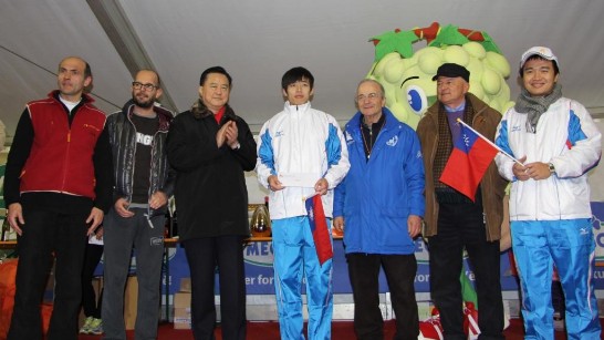 Ambassador Wang (3rd from left) with Taiwanese runner Wang Chiu-Chun (4rth from right) and Montefortiana Secretary Gianluigi Pasetto (3rd from right)