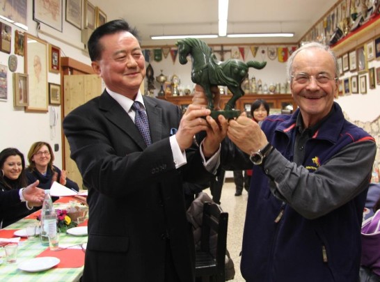 Secretary Gianluigi Pasetto proudly holds the jade horse which was donated to him by Ambassador Wang