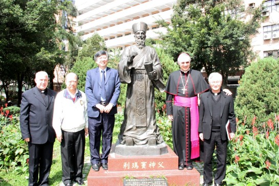 Bishop Giuliodori（2nd from right) pose with Fu-Jen President Chiang (3rd from left) next to the statue of Jesuit Father Matteo Ricci in Fu-Jen Catholic University.（Photo courtesy from Fu-Jen Catholic University）