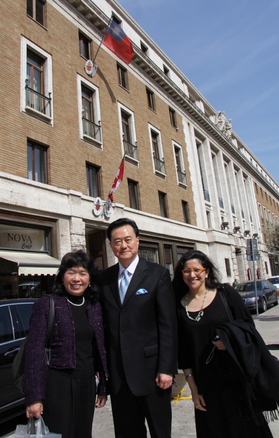 Ambassador Wang poses with Dr. Meng-lan Huang (1st from left) and Prof. Antonella Tulli (1st from right) right outside the Embassy’s Building