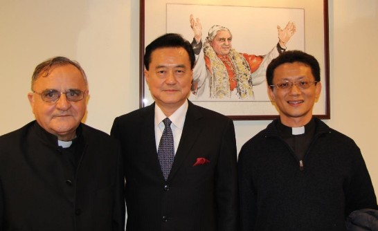 Ambassador Wang （middle） between Fr. Li (1st from right) and Fr. Sanroman (1st from left) posing in front of Pope’s Benedict XVI’s portrait painted by Taiwanese artist Prof. Dan Fong Liang