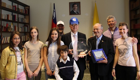 Ambassador Wang (middle) wearing the Catholic Camillians 400 Year Anniversary Cap poses with Mr. Pasetto (3rd from left) and the group’s children inside the ROC Chancery.