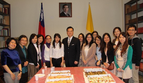 Ambassador Wang (middle) poses with all the members of the student delegation inside the ROC Chancery.