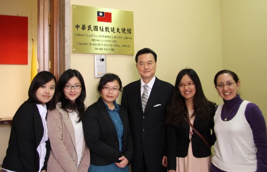 Ambassador Wang with a few students in front of the Embassy’s plate right outside the Chancery.