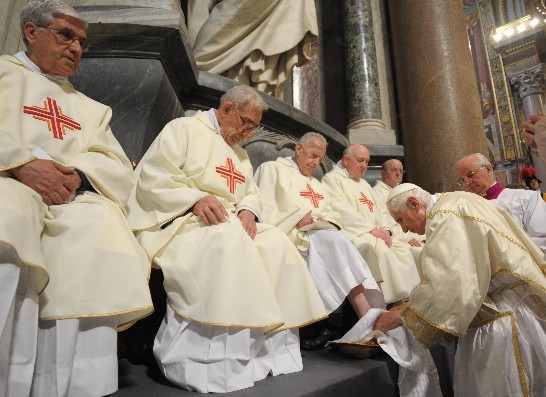 The Holy father gently rubs each priest’s foot dry with a white towel