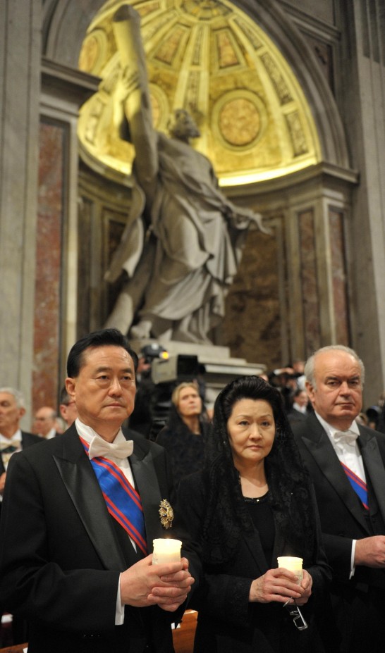 Ambassador and Mrs. Wang hold a lit candle as to “let the light of Christ shine upon the world.”