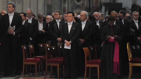 Ambassador and Mrs. Wang attend the Holy Mass in the area reserved to the Diplomatic Corps