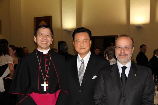 Ambassador Wang (middle) between Archbishop Savio Tai-fai Hon (1st from left) and Prof. Giovanni Maria Vian (1st from right)