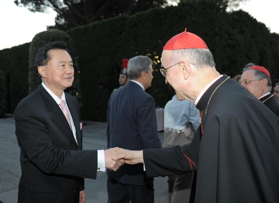 Cardinal Bertone (1st from right) welcomes and shakes Ambassador Larry Wang’s hand (1st from left) upon his arrival at the Secret Gardens.
