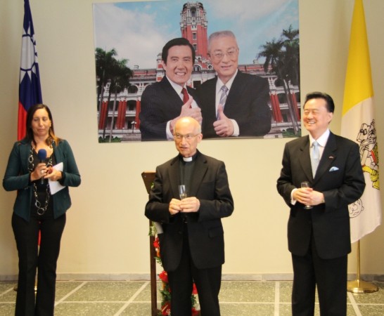 Ambassador Larry Wang introduces Fr. Müller who takes the word in Chinese to praise the Lord.