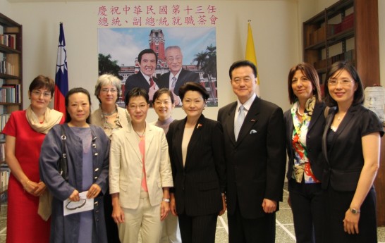 Ambassador and Mrs. Larry Wang (3rd and 4th from right) with overseas Chinese and foreign guests.