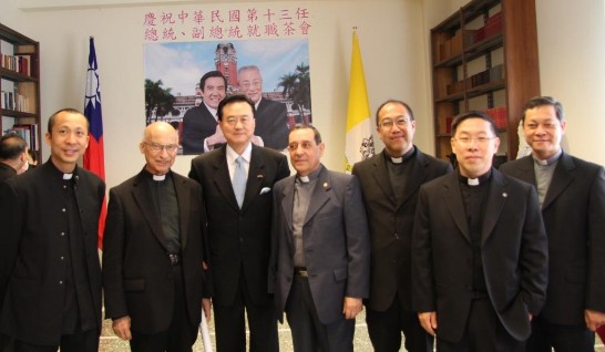 Ambassador Larry Wang (3rd from left) with overseas Chinese and foreign priests.