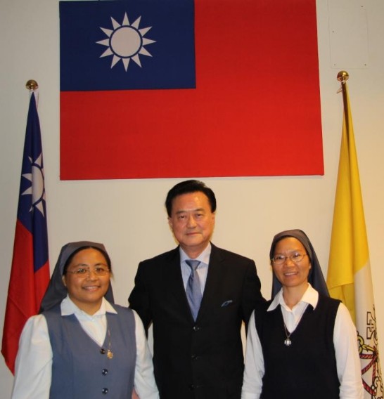 Ambassador Larry Wang (middle) between Sister Sheu (1st from left) and Sister Lin (1st from right) of the Daughters of St. Paul inside the Chancery.