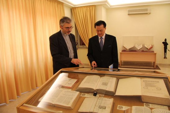 Fr. Marek Rostkowski (1st from left) shows Ambassador Larry Wang (1st from right) a collection of rare and ancient texts on African inside the Urbaniana Library.