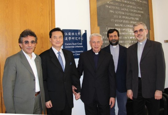 Group picture of the meeting participants in front of the Center for Chinese Studies: Ambassador Larry Wang (2nd from left) next to Rector Trevisiol (middle), with Fr. Roberto Cherubini (2nd from right), Fr. Marek Rostkowski (1st from right), and Rev. Prof. Alessandro Dell’Orto (1st from left).