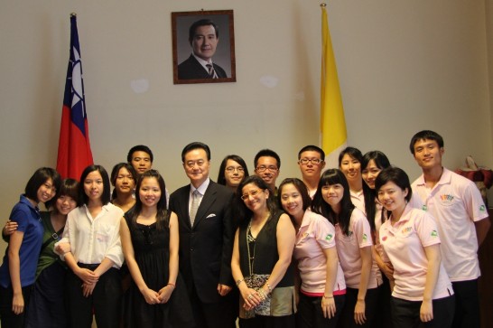 Ambassador Larry Wang (middle) poses with the Youth Ambassadors and other Fu-Jen University exchange students led by Prof. Antonella Tulli.
