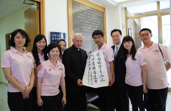 Ambassador Larry Wang (3rd from right) accompanies the Youth Ambassadors to present their calligraphy work to Rector Prof. Alberto Trevisiol (middle).
