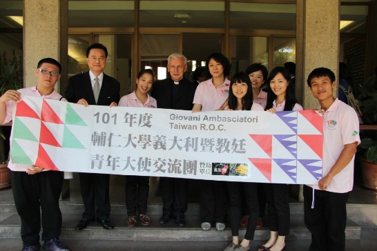 Ambassador Larry Wang (2nd from left) and Rector Trevisiol (middle) help the Youth Ambassadors to hold their banner.