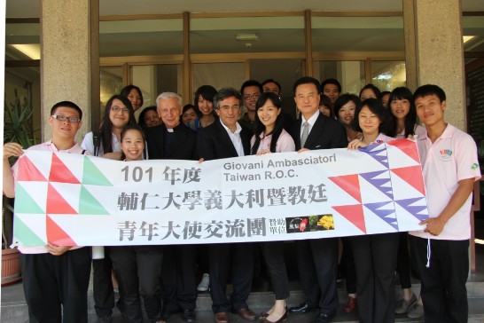 Ambassador Larry Wang (3rd from right), Director Alessandro Dell’Orto (middle) and Rector Trevisiol (3rd from left) show the banner with the Youth Ambassadors and the exchange students.
