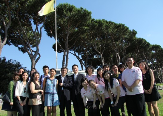 Ambassador Larry Wang (middle) and Director Dell’Orto pose with the Youth Ambassadors and the other exchange students.