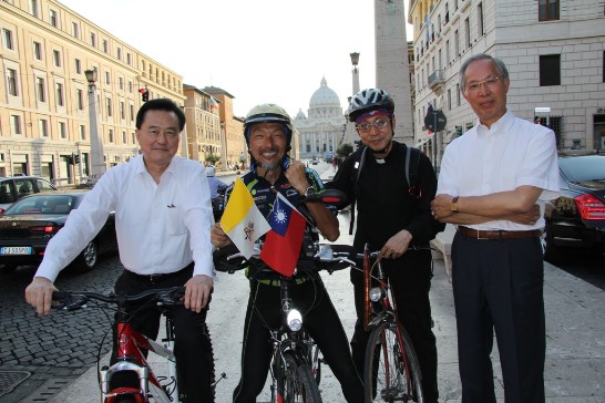 Ambassador Larry Wang (1st from left) riding his bike with Albert Chen (2nd from left), Fr. Guevara (2nd from right), and Vatican Radio journalist Mr. Peter Chiang (1st from right).
