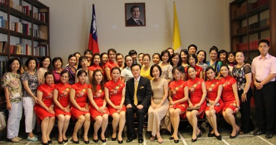 Ambassador Larry Wang (middle) pose with the Yun-Shui Dance Group inside the ROC Chancery.